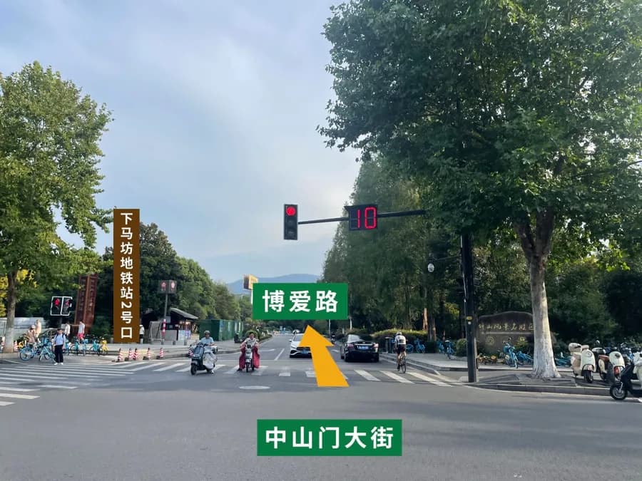 下马坊地铁站2号口与博爱路路口实景
